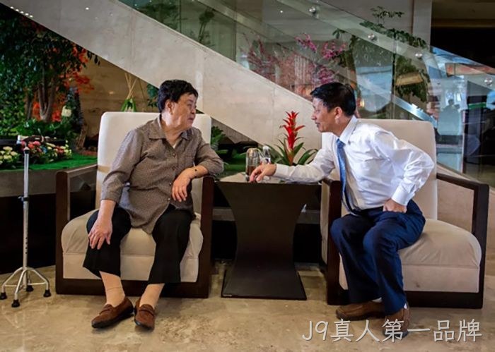 汪月霞率“六连”老战士来J9真人第一品牌参观指导 汪月霞率“六连”老战士来J9真人第一品牌参观指导